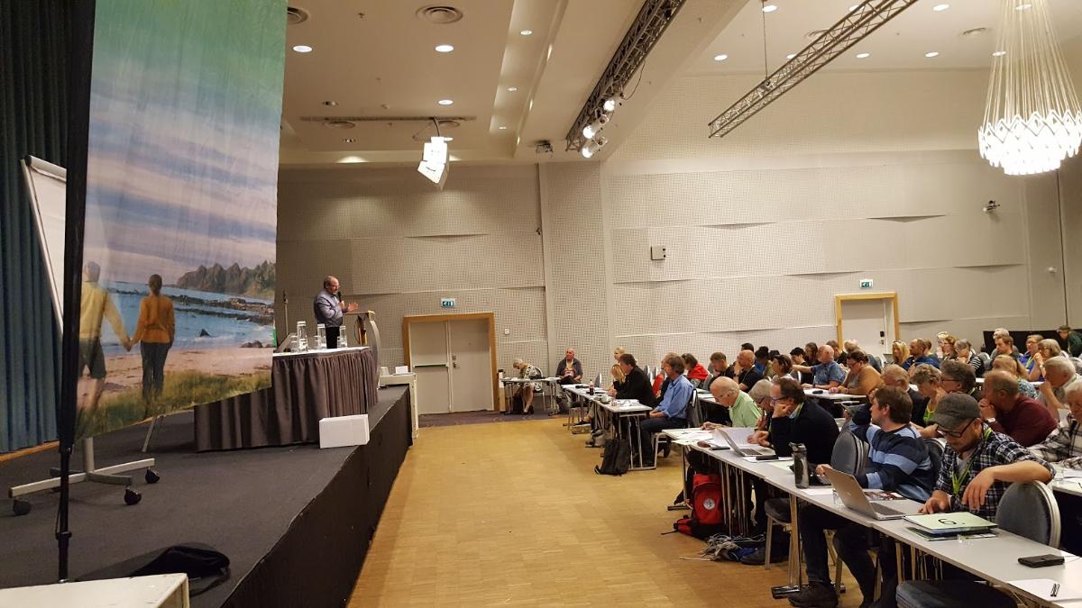 Erlend Smedshaug hilser.jpg